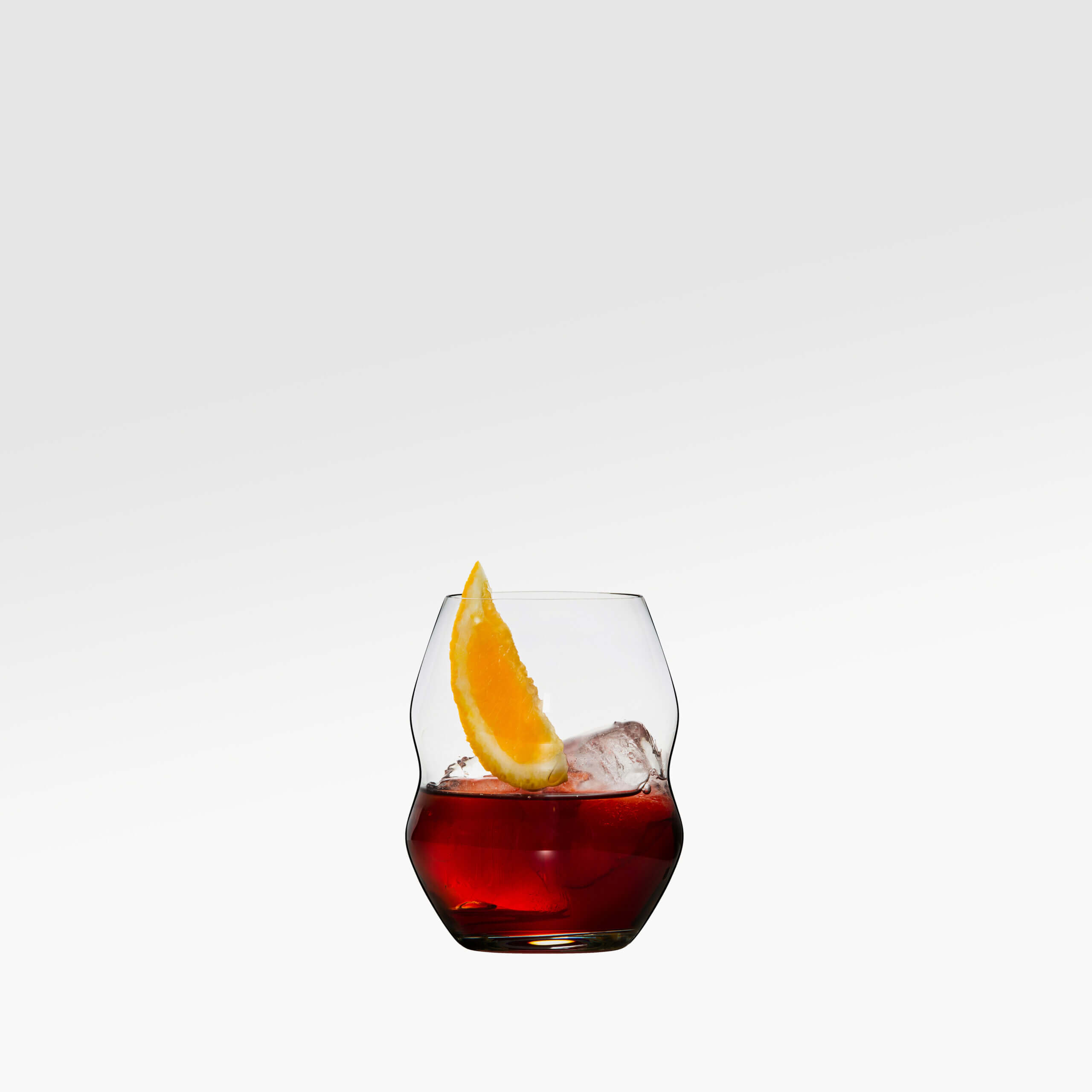 glas mit rotem wermut