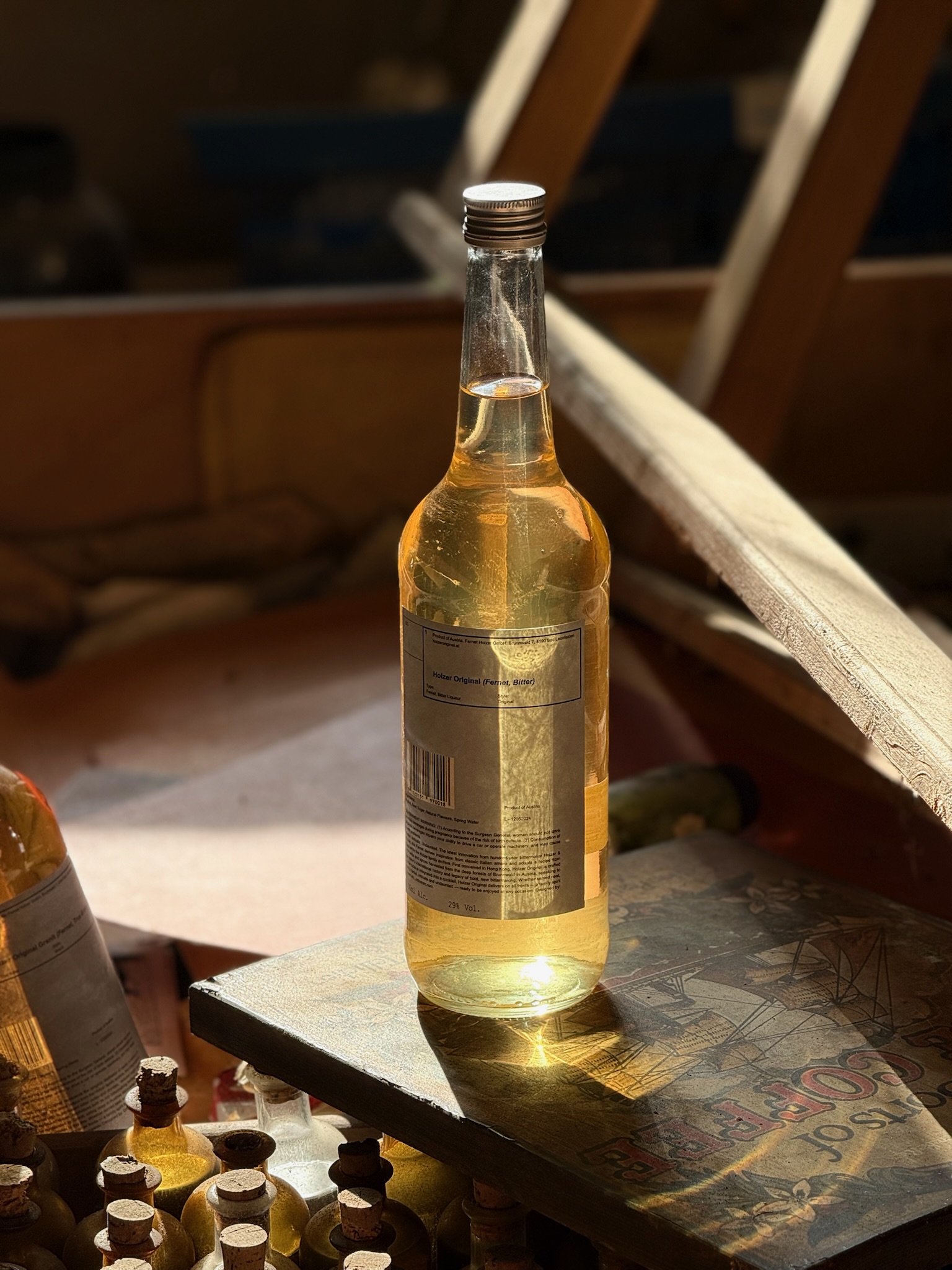 flasche fernet auf fensterbank